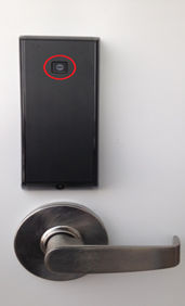 Bouton de confidentialité entouré sur un verrou IP ASSA ABLOY sans pêne dormant surveillé.